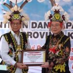 Bos PLTA Kayan Tjandra Limanjaya Dapat Penghargaan Dari Masyarakat Dayak