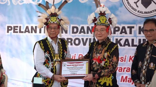 Bos PLTA Kayan Tjandra Limanjaya Dapat Penghargaan Dari Masyarakat Dayak